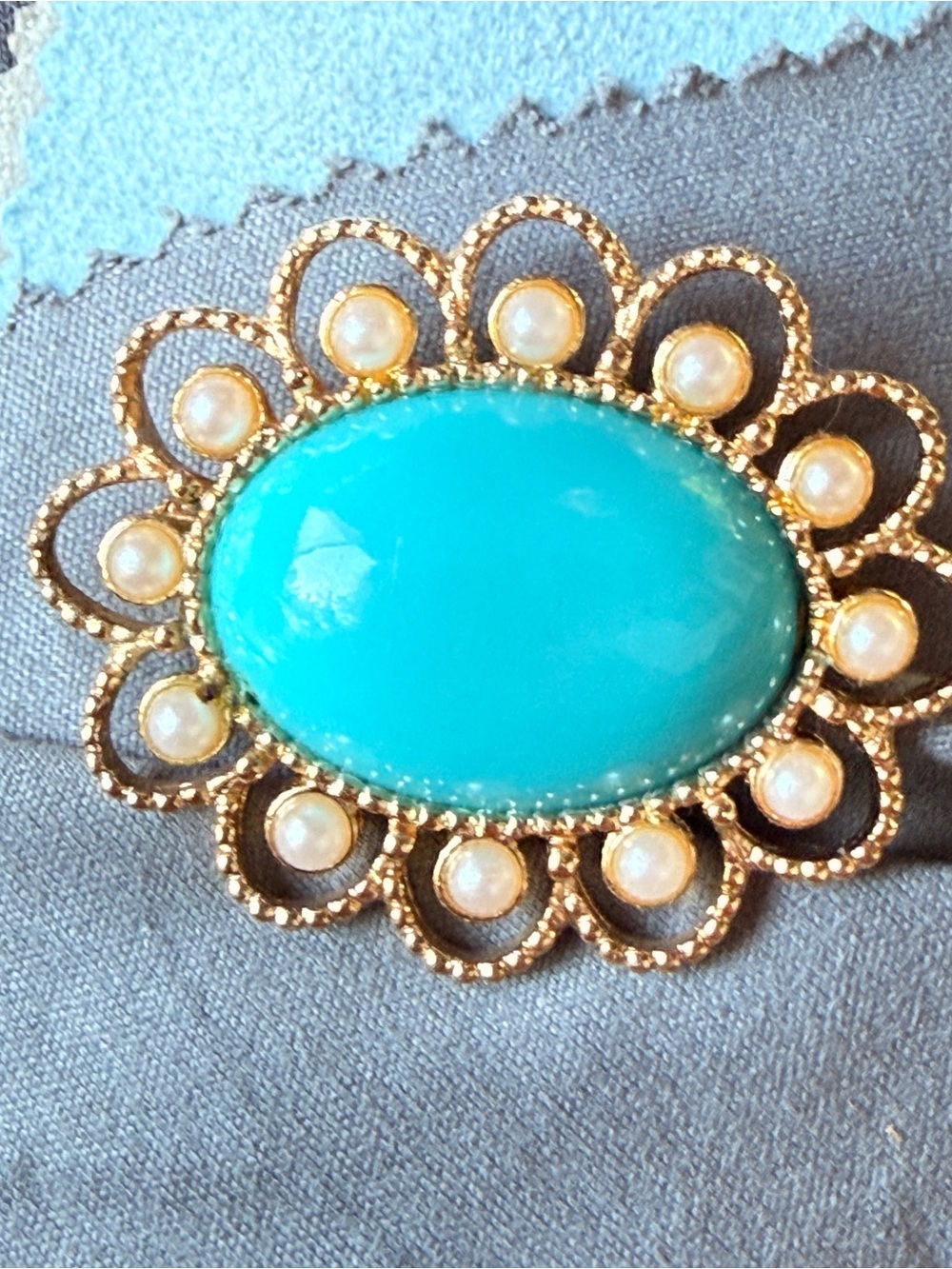 Vintage Sarah Coventry Turquoise
Cabochon Brooch Gold Tone Faux
Pearl Frame